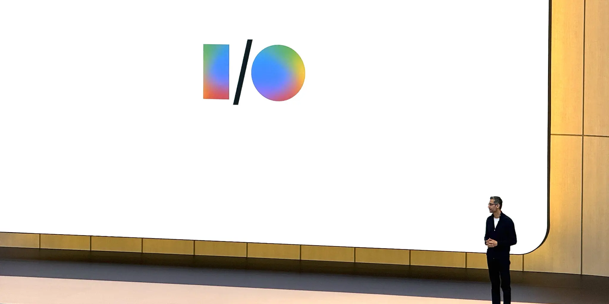 Sundar Pichai en escenario presentando Google I/O 2026 con el logo característico del evento al fondo